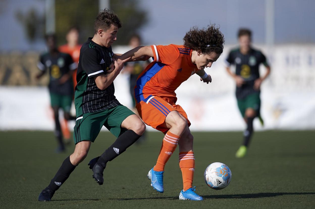 uCon la selección valenciana. Fabio Blanco, con la camiseta naranja del combinado autonómico, protege el balón ante el acoso de un rival. 