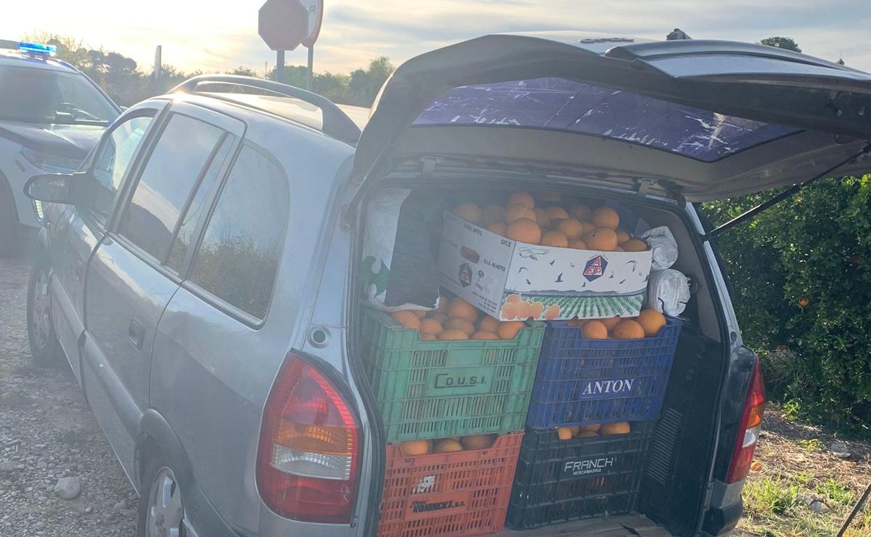 Un coche lleno de naranjas robadas, interceptado por los agentes de seguridad de Vilamarxant. 