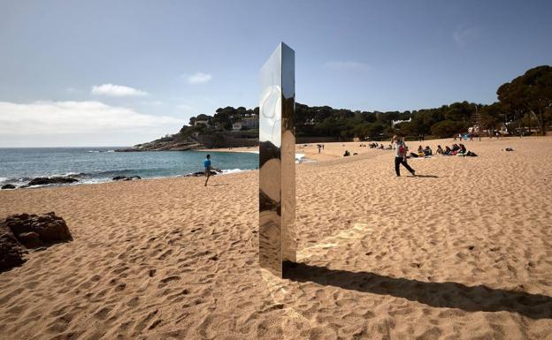 El monolito metálico, en la playa de Girona