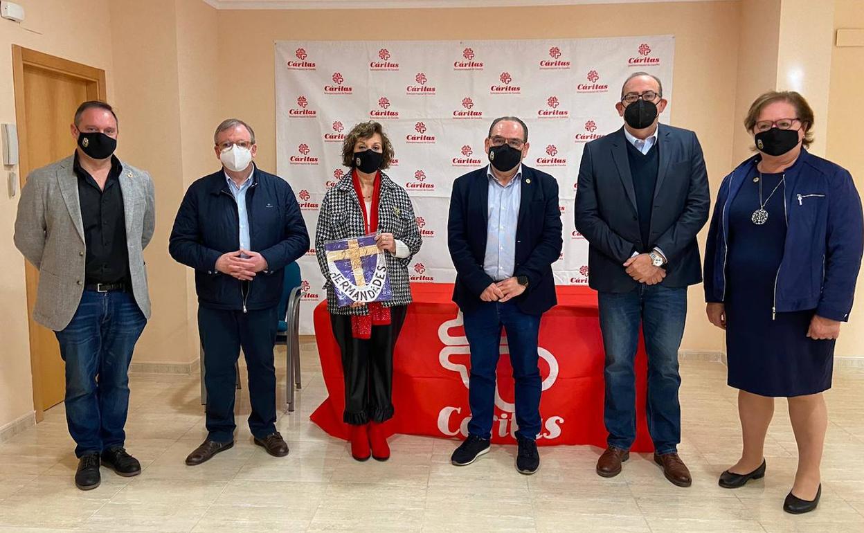 Representantes de la Semana Santa de Gandia y de Cáritas durante la visita al centro de la entidad.