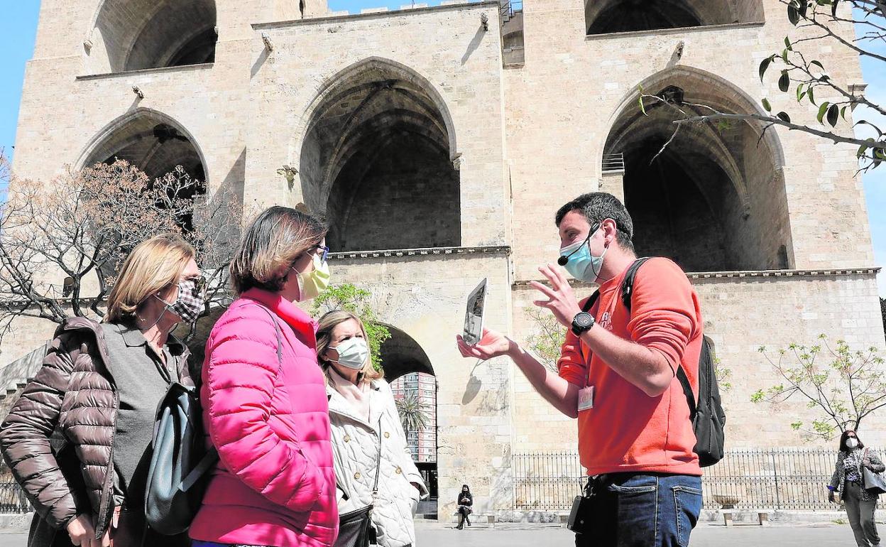 Un guía turístico explica la historia de los principales enclaves de la ciudad. 