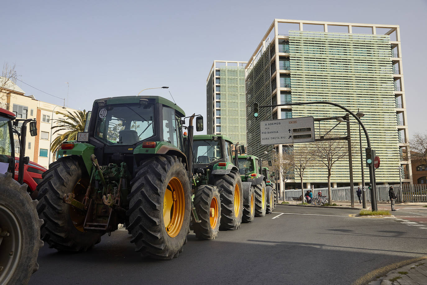 Decenas de tractores han recorrido varios municipios de Valencia y calles de la ciudad para protestar en defensa del sector arrocero, lo que ha provocado retenciones de tráfico a primera hora de este martes. 