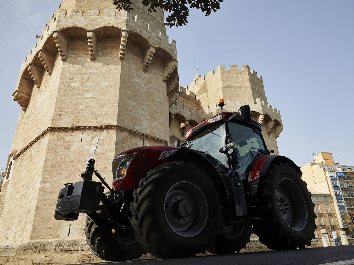 Decenas de tractores han recorrido varios municipios de Valencia y calles de la ciudad para protestar en defensa del sector arrocero, lo que ha provocado retenciones de tráfico a primera hora de este martes. 