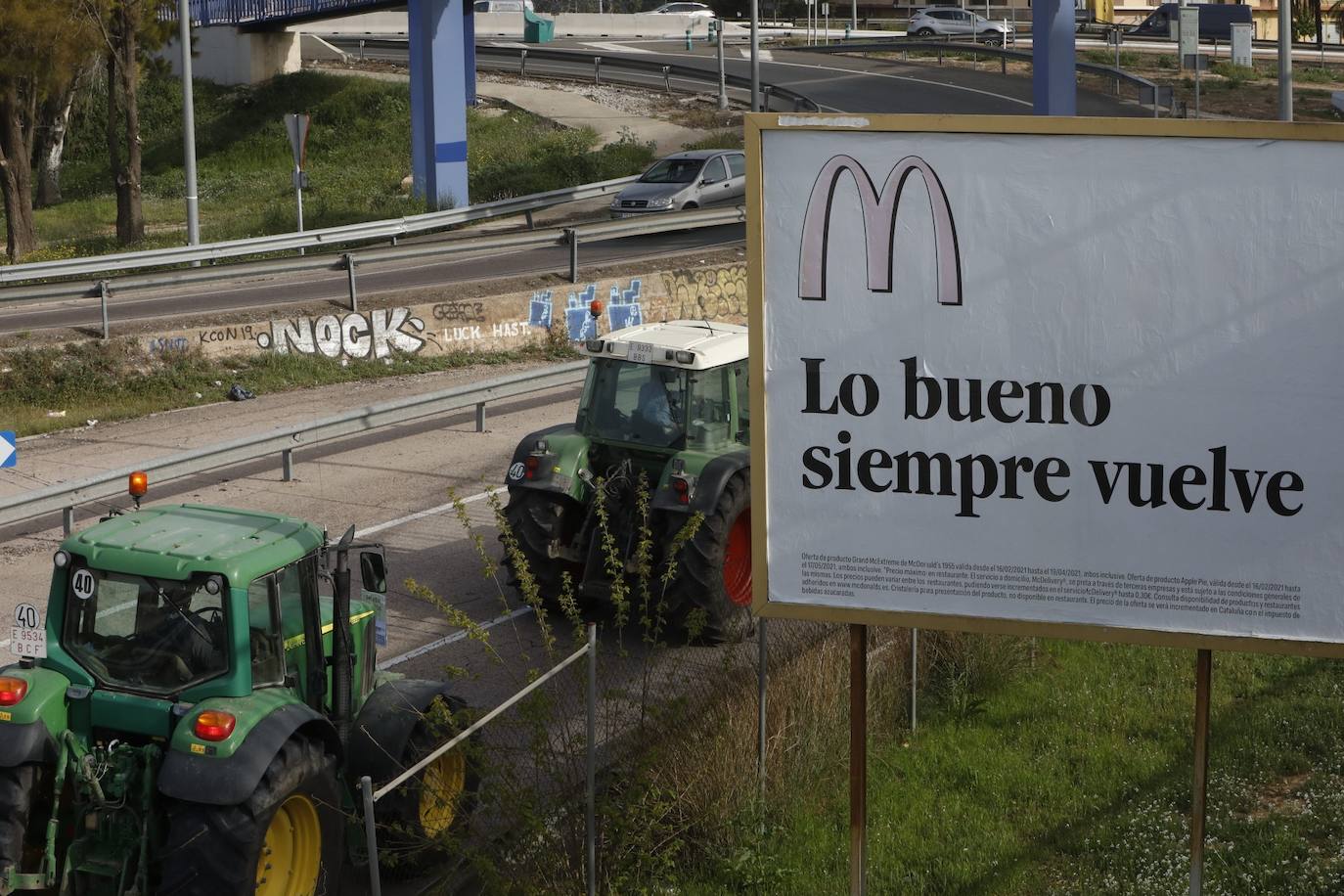 Decenas de tractores han recorrido varios municipios de Valencia y calles de la ciudad para protestar en defensa del sector arrocero, lo que ha provocado retenciones de tráfico a primera hora de este martes. 