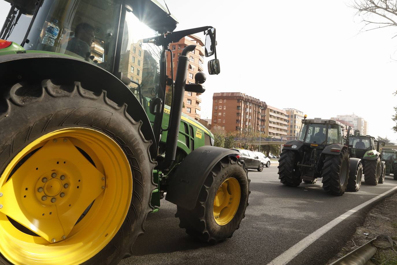 Decenas de tractores han recorrido varios municipios de Valencia y calles de la ciudad para protestar en defensa del sector arrocero, lo que ha provocado retenciones de tráfico a primera hora de este martes. 
