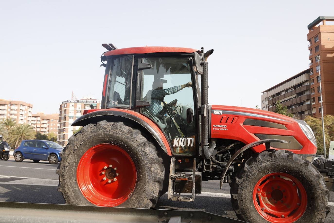 Decenas de tractores han recorrido varios municipios de Valencia y calles de la ciudad para protestar en defensa del sector arrocero, lo que ha provocado retenciones de tráfico a primera hora de este martes. 