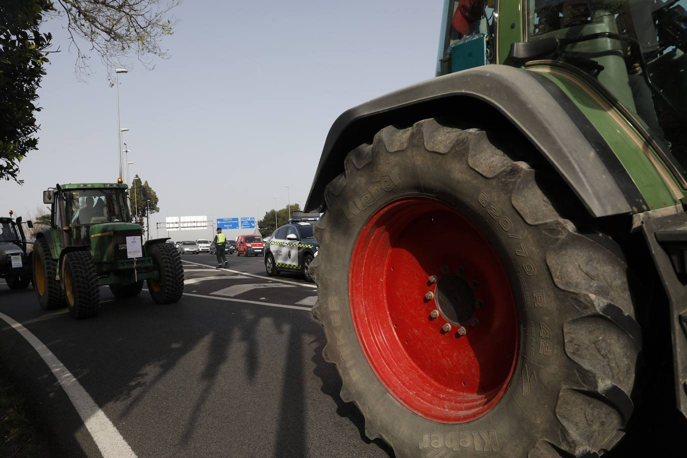 Decenas de tractores han recorrido varios municipios de Valencia y calles de la ciudad para protestar en defensa del sector arrocero, lo que ha provocado retenciones de tráfico a primera hora de este martes. 