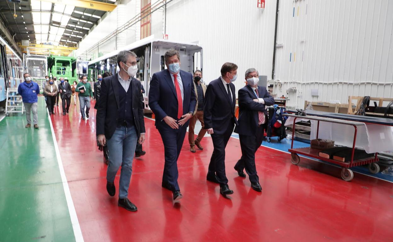 Arcadi España, Íñigo Parra y Ximo Puig, durante la visita. 