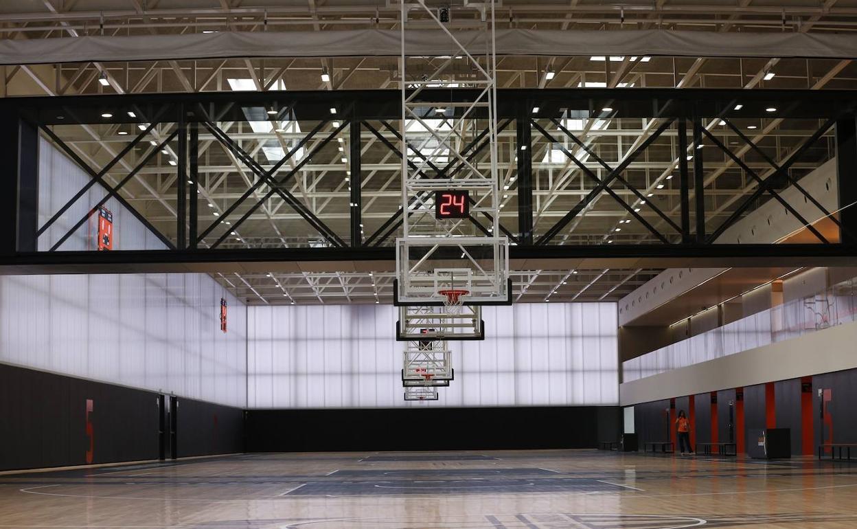 Una de las naves de pistas de L'Alqueria del Basket.