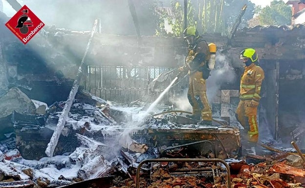 Los bomberos trabajan para sofocar las llamas originadas en este chalé de Busot. 