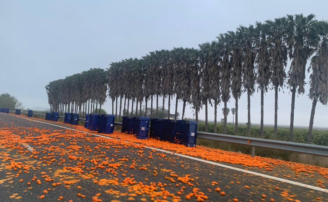 La fruta perdida por el camión y esparcida por los carriles de la AP-7.