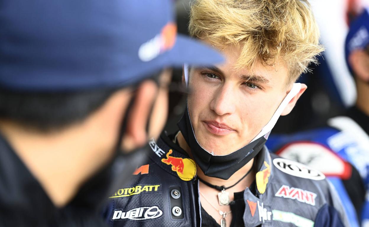 Jaume Masià dialoga con uno de sus técnicos en el box justo después de una de las tandas de la semana pasada. 