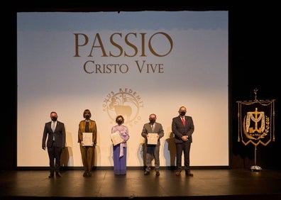 Imagen secundaria 1 - Domingo de Ramos en la Colegiata. Presentación de Passio en el Teatro Serrano. Una muestra de la exposición en la sala Coll Alas. 