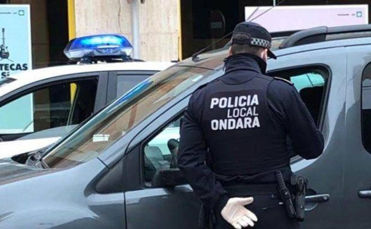 Un agente de la Policía Local de Ondara durante un control.