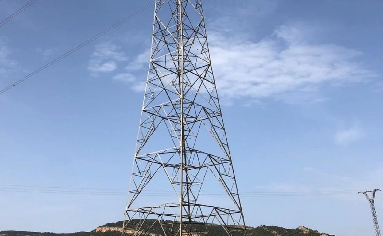 Se proyectan instalar torres de alta tensión como ésta ya instalada en el territorio. 