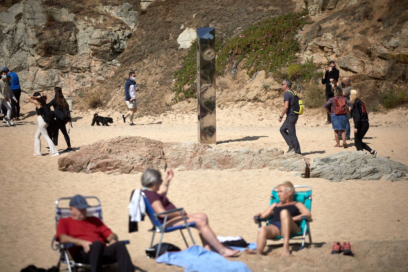 La estructura, similar a la que apareció hace unos meses en Utah, 'brota' de la arena en Platja d'Aro y continúan las dudas acerca de estas apariciones