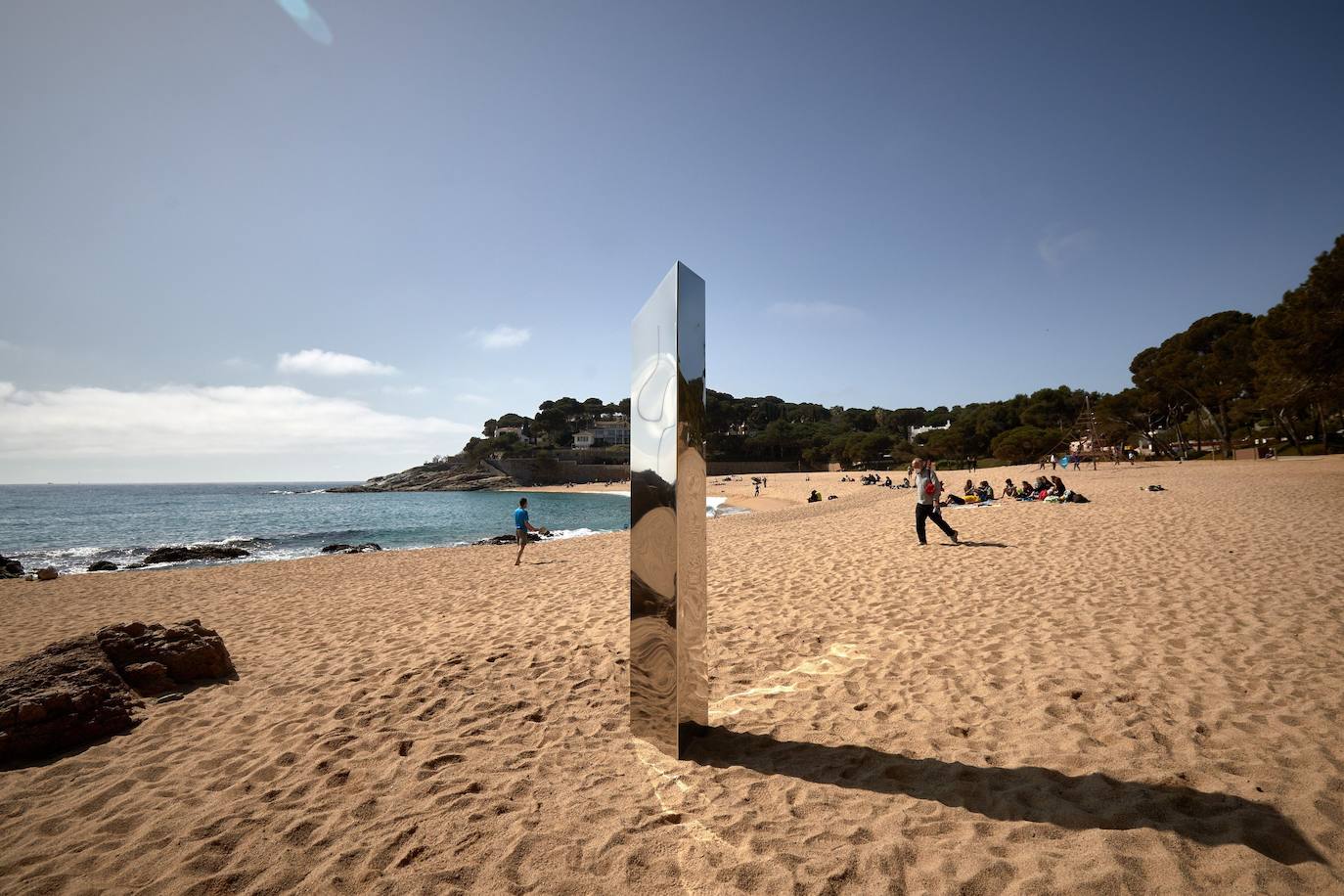 La estructura, similar a la que apareció hace unos meses en Utah, 'brota' de la arena en Platja d'Aro y continúan las dudas acerca de estas apariciones