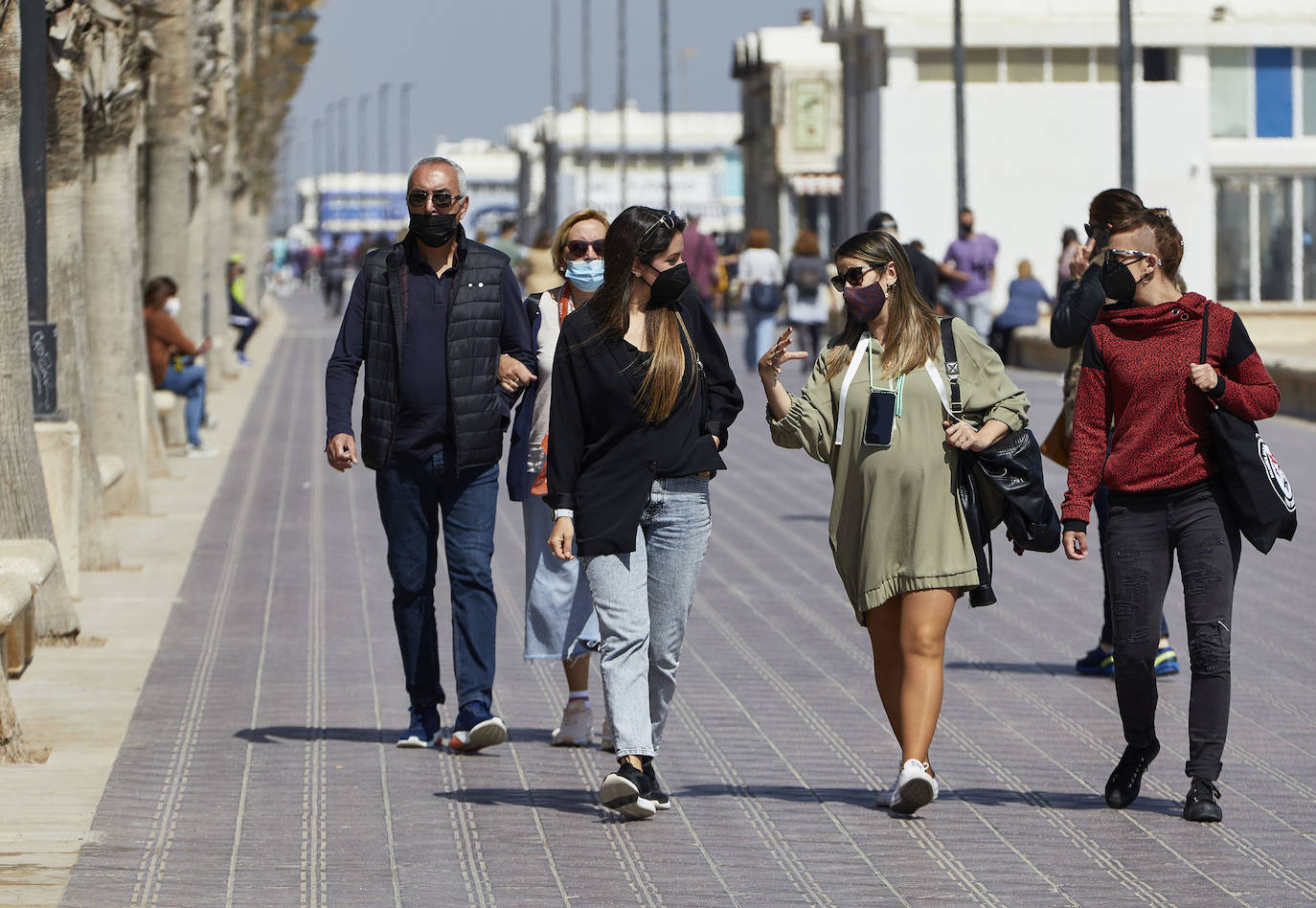 Este miércoles entra en vigor la obligatoriedad de llevar mascarilla en cualquier espacio público, incluso aquellos en los que se garantice la separación entre personas de más de 1,5 metros.