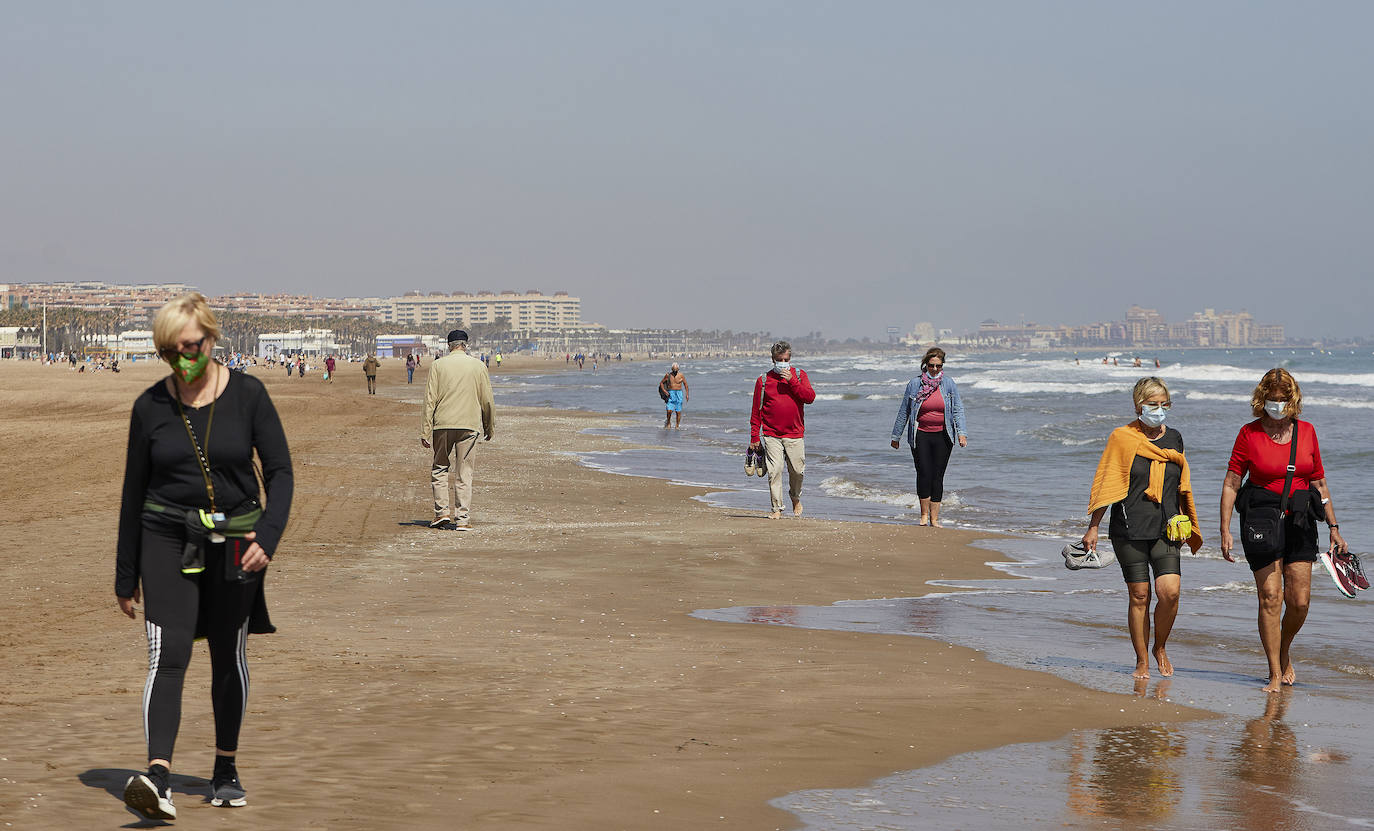 Este miércoles entra en vigor la obligatoriedad de llevar mascarilla en cualquier espacio público, incluso aquellos en los que se garantice la separación entre personas de más de 1,5 metros.