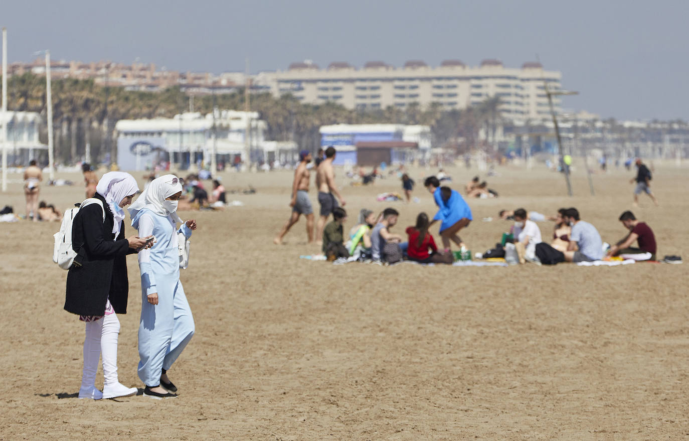 Este miércoles entra en vigor la obligatoriedad de llevar mascarilla en cualquier espacio público, incluso aquellos en los que se garantice la separación entre personas de más de 1,5 metros.