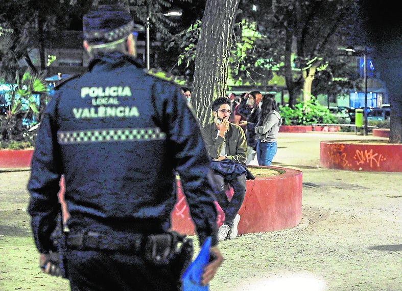 Un policía local vigila un parque de Valencia. 