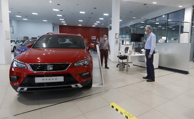 La venta de coches vuelve a hundirse en marzo respecto al nivel prepandemia