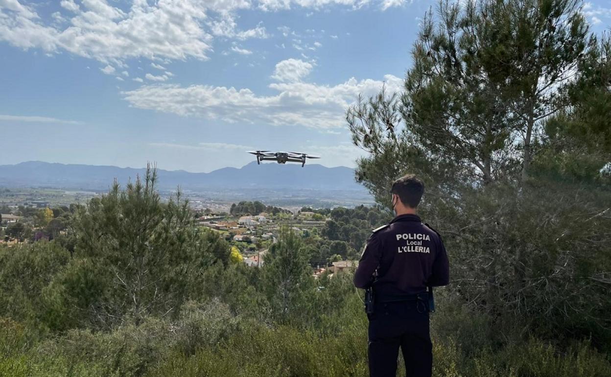 Un agente de la Policía Local de l'Olleria en uno de los controles con dron este Viernes Santo.