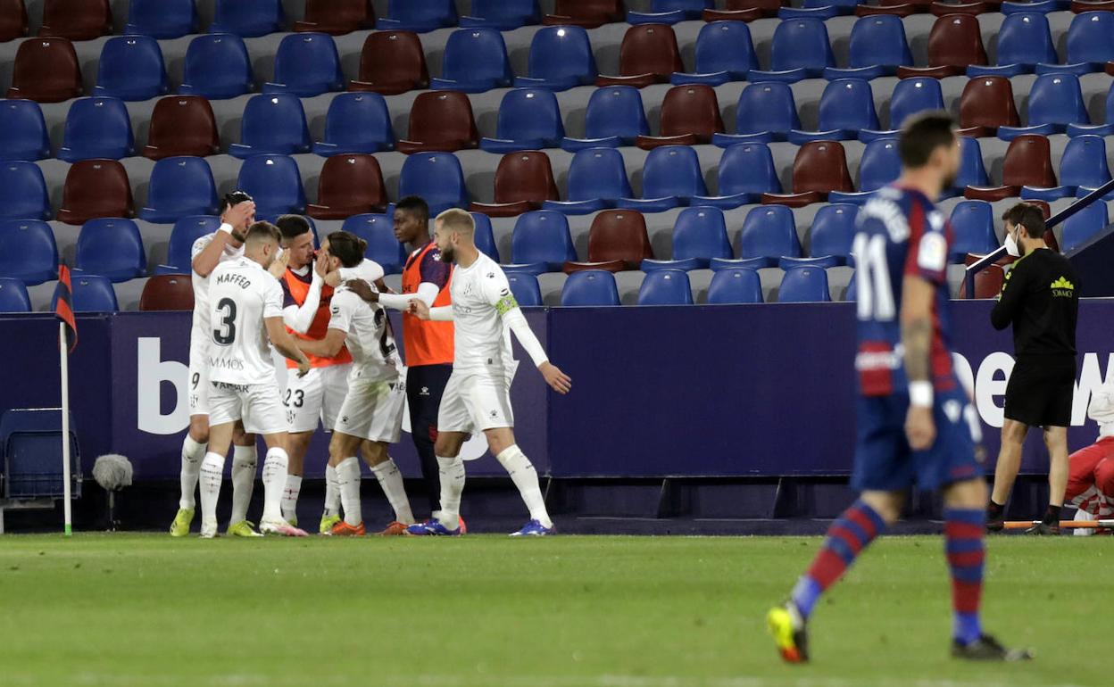 Un cabizbajo Morales camina ante la celebración de la SD Huesca