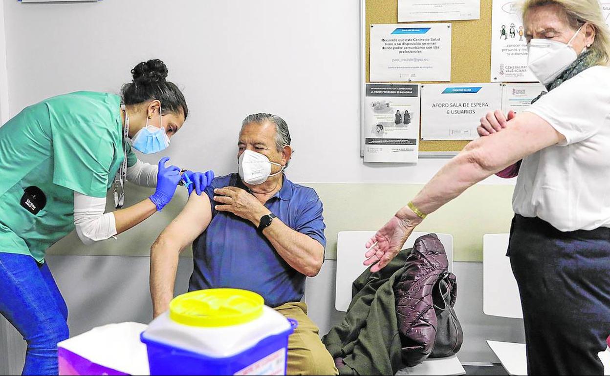 Personal sanitario durante la campaña de vacunación en el centro de salud Chile de Valencia, ayer.