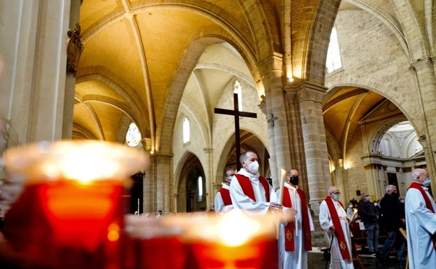 Imagen principal - Celebración del Vía Crucis en la Catedral. 