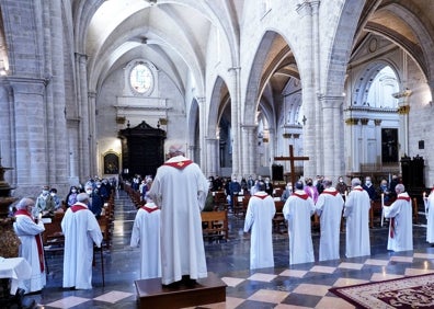 Imagen secundaria 1 - Celebración del Vía Crucis en la Catedral. 