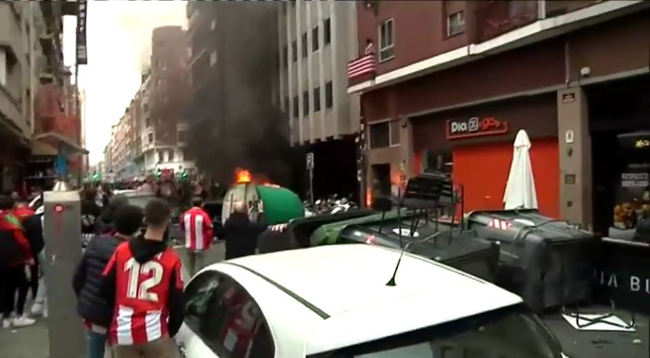 Miles de aficionados del Athletic se han congregado esta tarde en la céntrica calle Licenciado Poza de Bilbao sin mantener las medidas preventivas establecidas ante la pandemia a pesar de los numerosos llamamientos realizados para evitar las aglomeraciones en esta jornada en la que el equipo bilbaíno disputará la final de la Copa junto a la Real Sociedad. Algunos individuos han cruzado contenedores y dado fuego a alguno de ellos. 