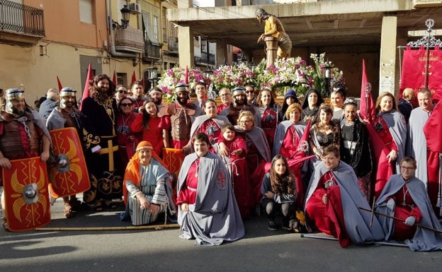 Imagen principal - Miembros de la Real hermandad de la Flagelación del Señor; imagen de Coronación de Espinas y el Cristo del Perdón. 