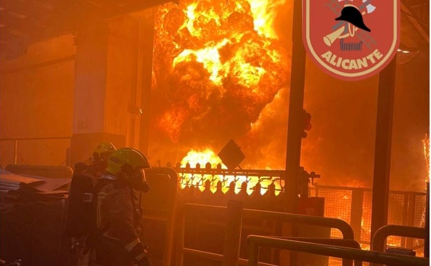 Los bomberos se han enfrentado a llamaradas de gran altura durante toda la madrugada. 