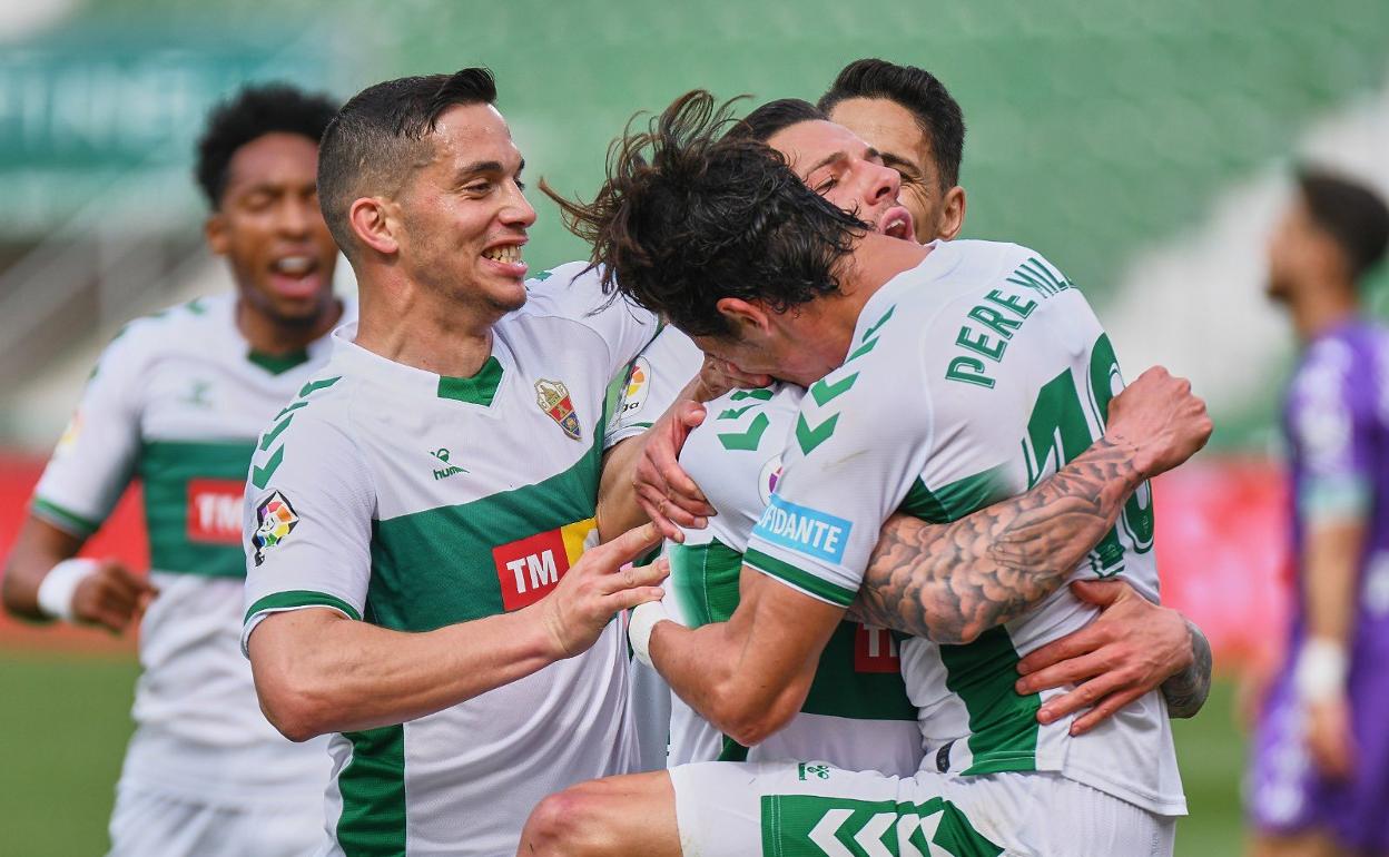 Pere Milla abraza a Tete Morente tras el gol del empate esta tarde ante el Betis. 