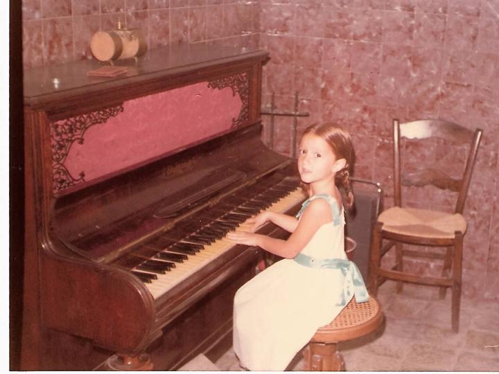 Siempre ha tenido una clara vocación musical, en parte heredada. Aunque en la fotografía está frente a un piano, Elisa toca el violín.