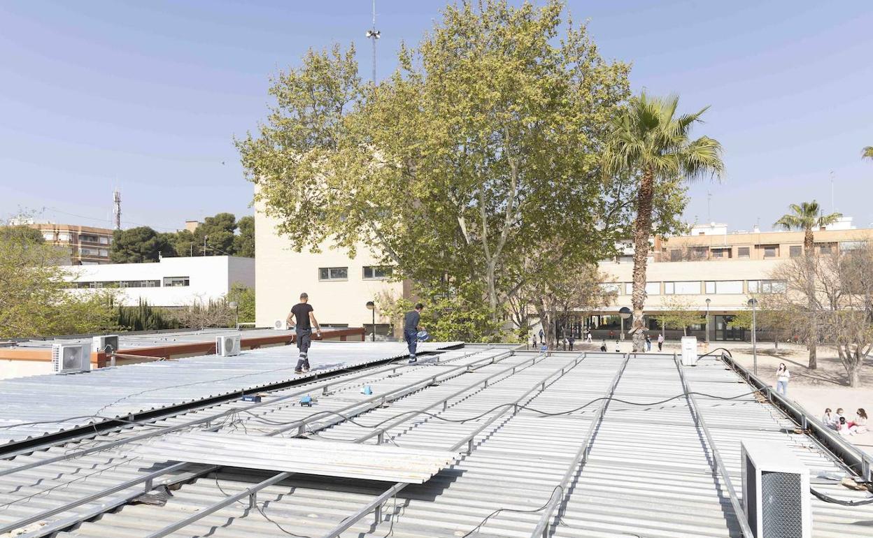 La instalación de la sobrecubierta en las aulas prefabricadas. 