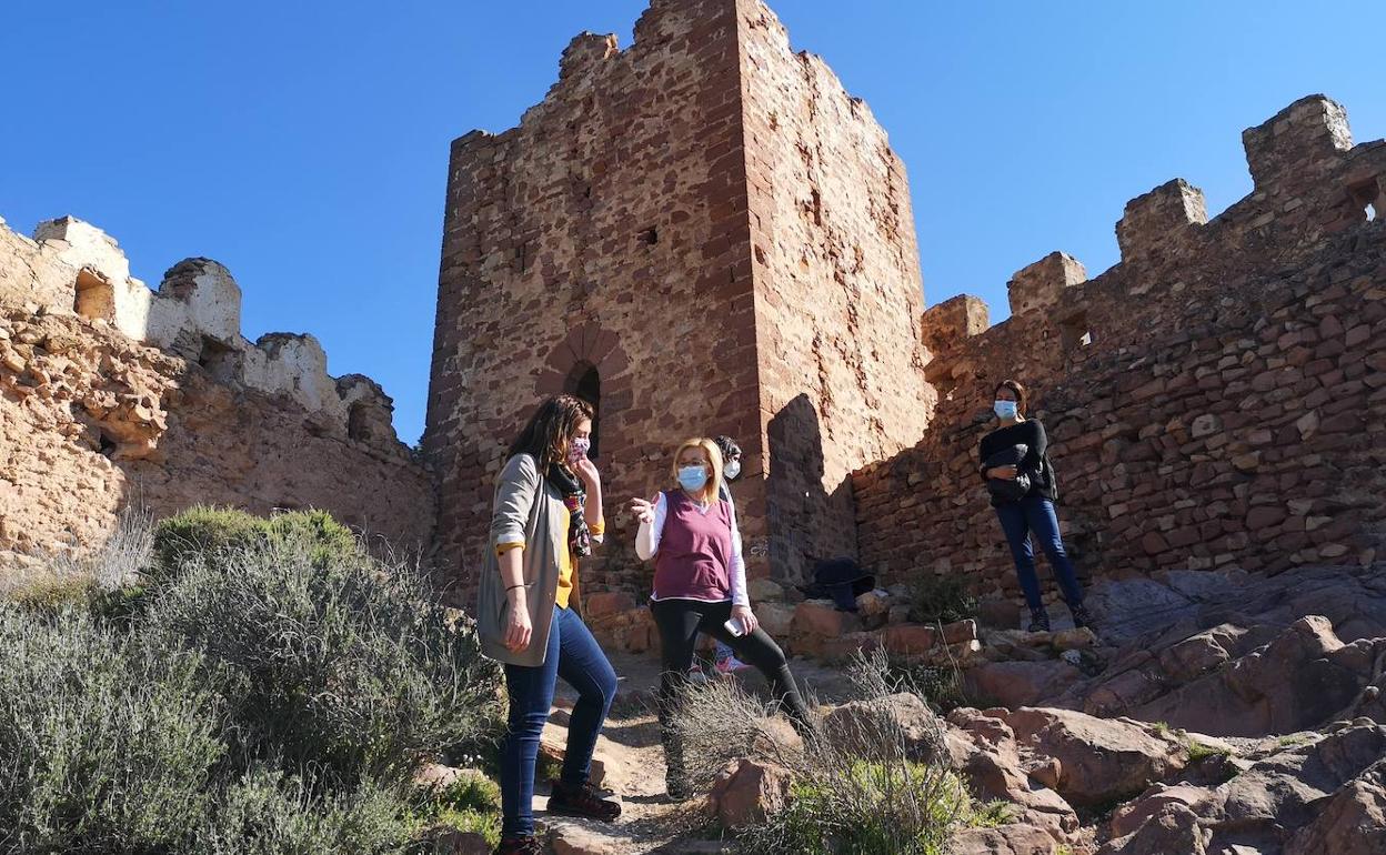 La alcaldesa, Alicia Tusón, en una visita al Castell. 