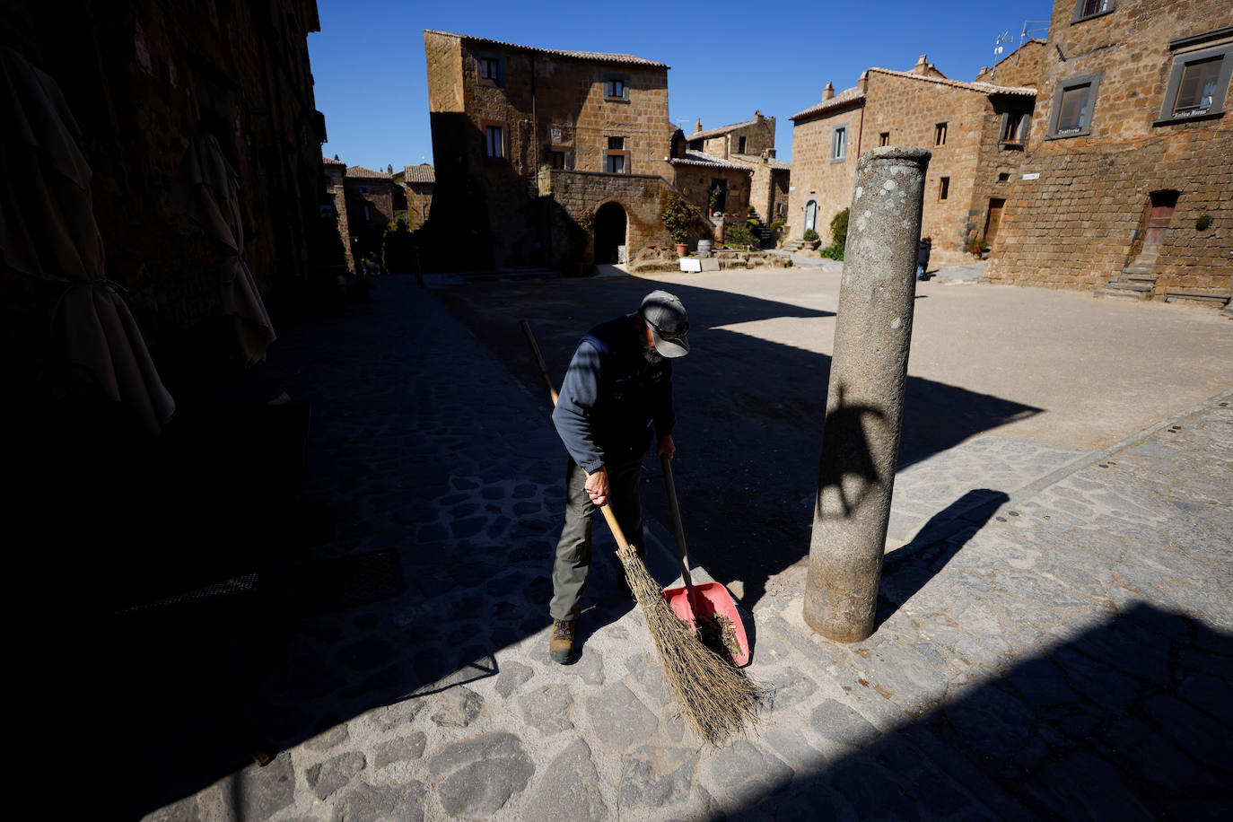 Civita di Bagnoregio está en peligro. Esta ciudad medieval ha estado amenazada por deslizamientos de tierra y erosión desde que fue fundada por los etruscos entre 600-280 a. C.. El principal problema de Bagnoregio son sus cimientos; formados por una mezcla bastante inestable de arcilla y roca volcánica. El geólogo Luca Costantini lo confirma: «Toda la ciudad es un gran peligro. Es igual de bella que peligrosa».