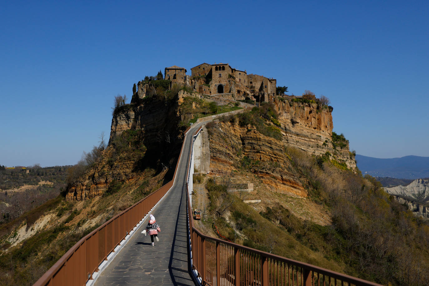 Civita di Bagnoregio está en peligro. Esta ciudad medieval ha estado amenazada por deslizamientos de tierra y erosión desde que fue fundada por los etruscos entre 600-280 a. C.. El principal problema de Bagnoregio son sus cimientos; formados por una mezcla bastante inestable de arcilla y roca volcánica. El geólogo Luca Costantini lo confirma: «Toda la ciudad es un gran peligro. Es igual de bella que peligrosa».