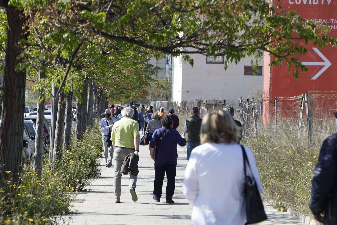 Los citados para la vacunación en el hospital de campaña de La Fe de Valencia critican los retrasos y la falta de organización. 