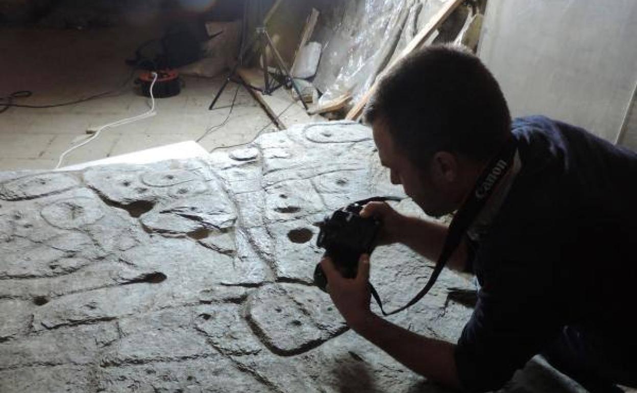 Hallan en una losa de la Edad de Bronce el mapa en 3D más antiguo de Europa