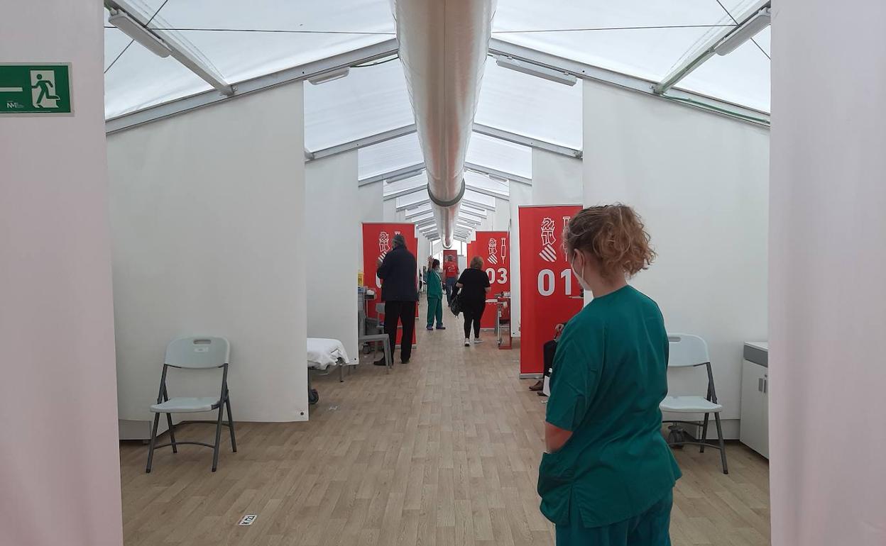 Vacunación contra la Covid en el hospital de campaña de Alicante, este martes. 