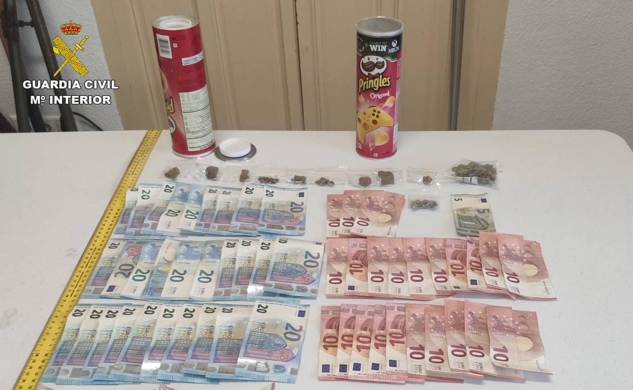 Sorprendidos en un control con hachis, marihuana y 900 euros ocultos en dos botes de patatas fritas