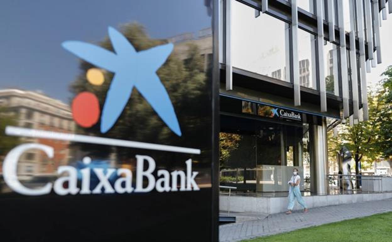 Una oficina de CaixaBank en una foto de archivo.