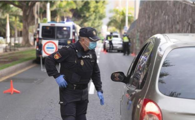 Control de la Policía Nacional por el cierre perimetral autonómico.. 