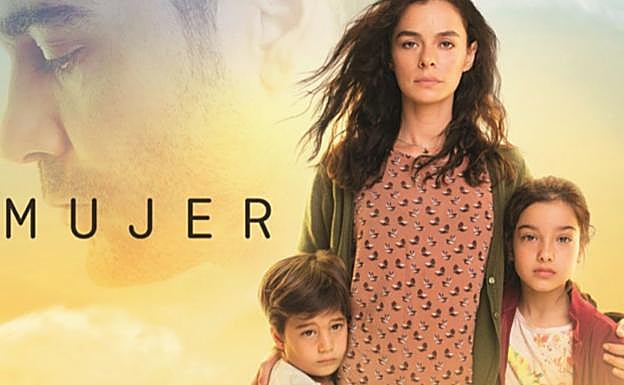 Protagonistas de la serie 'Mujer'.