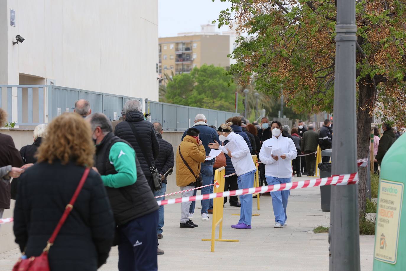 Fotos: Nueva jornada de largas colas para vacunarse contra el Covid en el hospital de La Fe de Valencia