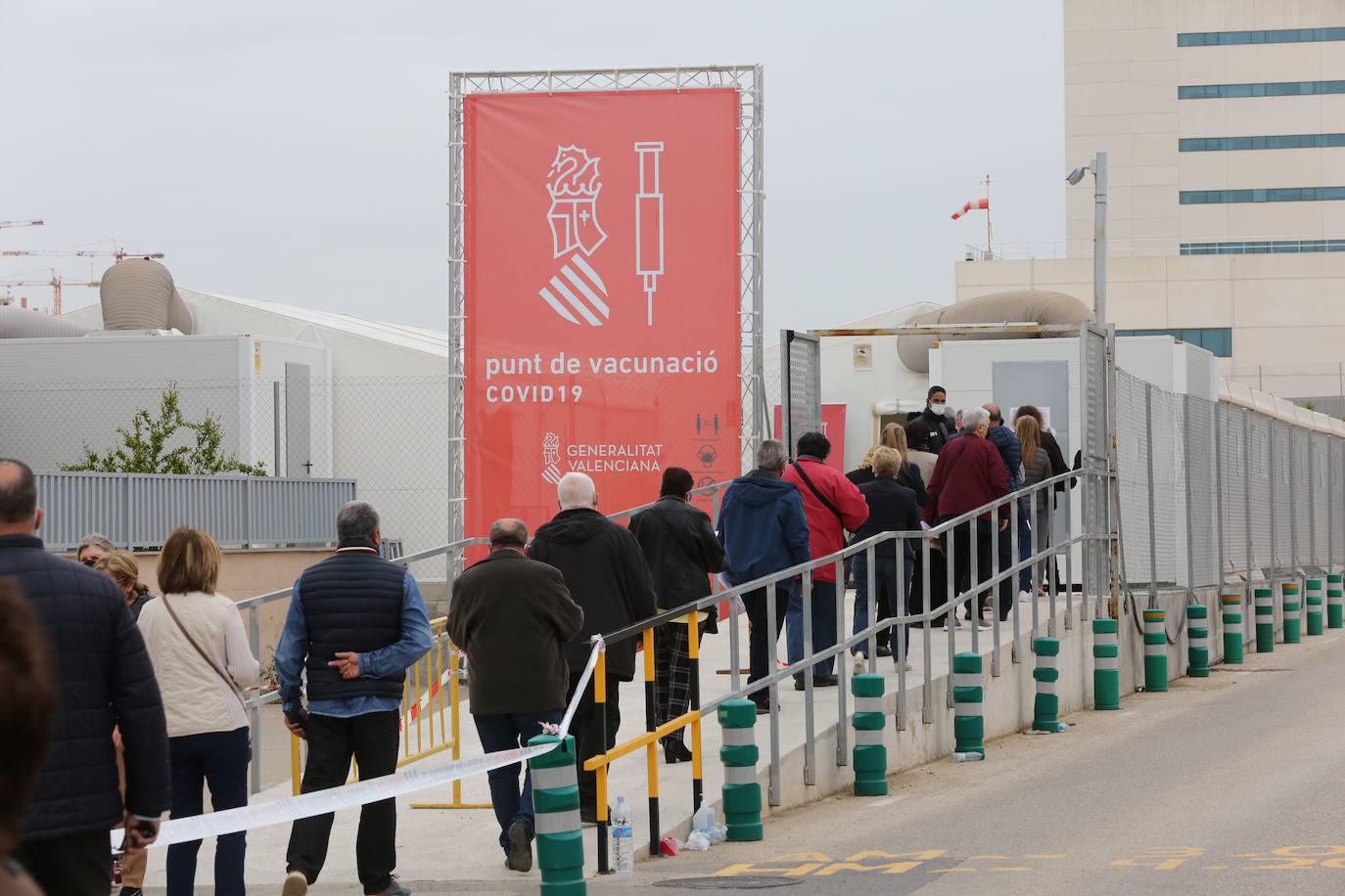 Fotos: Nueva jornada de largas colas para vacunarse contra el Covid en el hospital de La Fe de Valencia