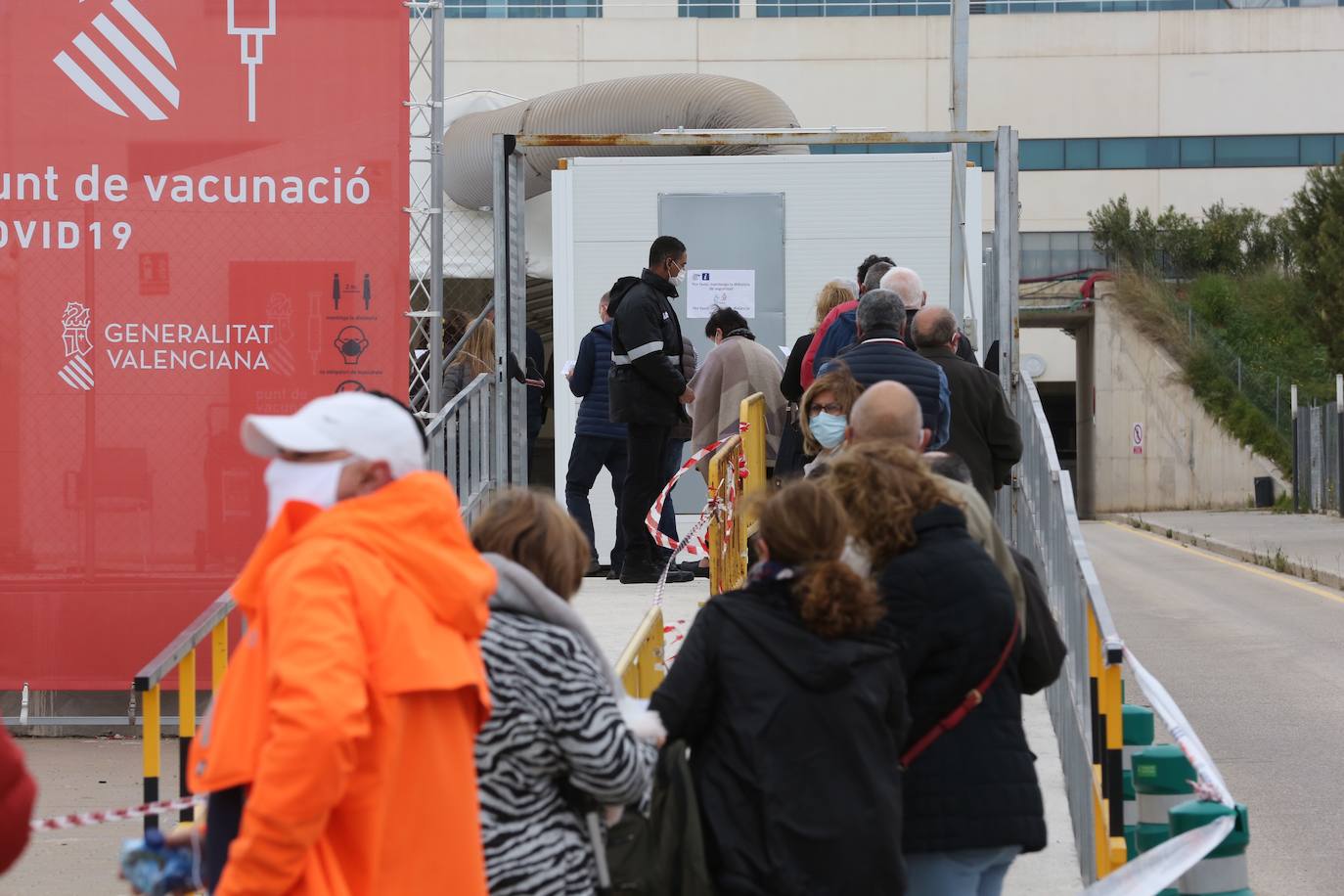 Fotos: Nueva jornada de largas colas para vacunarse contra el Covid en el hospital de La Fe de Valencia